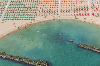 Illustration for article titled Aerial Shots of Beach Show Man Wringing Order From Nature